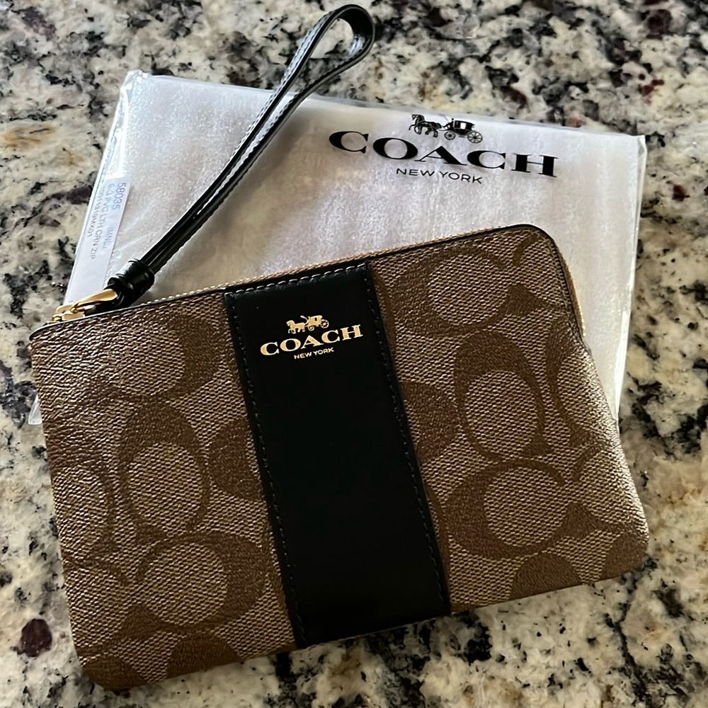 NEW🐝🐝COACH LEATHER CORNER ZIP WRISTLET